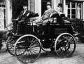 Jeden z elektrických vozů Thomase Parkera (na snímku uprostřed).