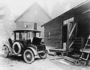 Das Bild zeigt ein Elektrofahrzeug der Gesellschaft Anderson Electric Car Company, die Anfang des 20. Jahrhunderts bis zu 2.000 Elektrofahrzeuge im Jahr produzierte. Mit dem Aufkommen der billigen und schnelleren Autos von Henry Ford sanken die Verkäufe rapide. Insgesamt verkaufte Detroit Electric zwischen 1907 und 1939 ca. 13.000 Elektroautos.